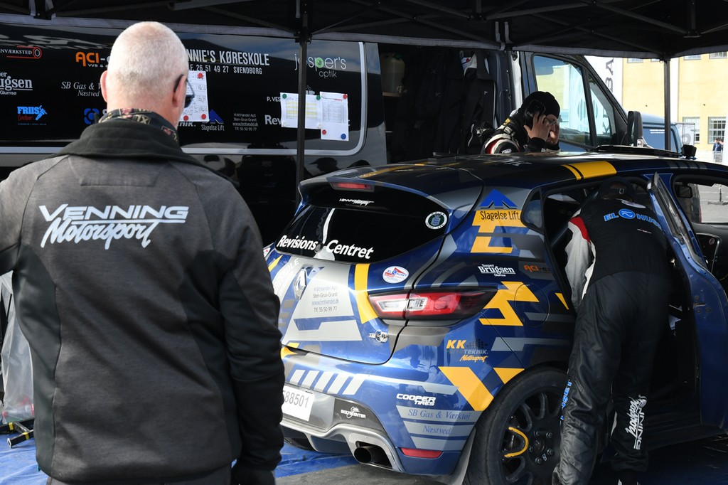 Casper Venning og Kristian Birk gør klar til start i det sydvestfynske Anderup El Rally
(Foto: Morten Dam, specialpress@gmail.com)